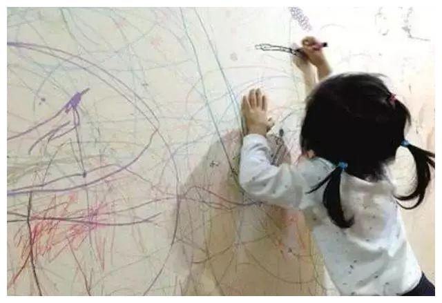 孩子喜欢在墙上乱涂乱画掌握了方法改变就这么简单