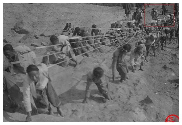 老照片清朝末年的长江纤夫都是穷人很可怜一松劲就遭鞭打