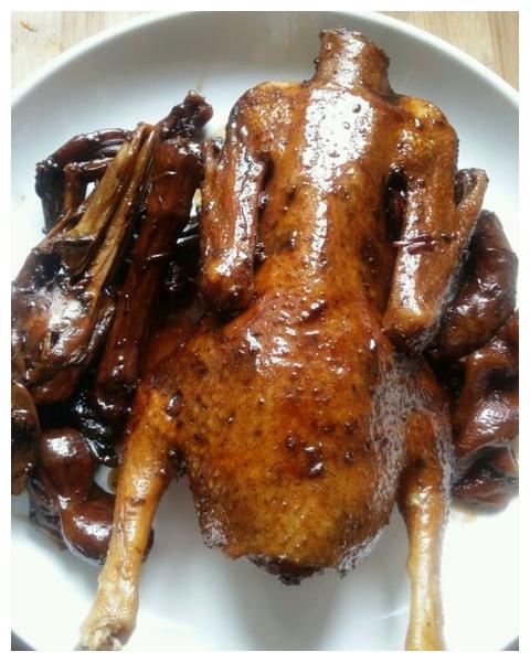 做卤鸭时直接下锅卤是错的多加一步卤鸭焦香入味好吃