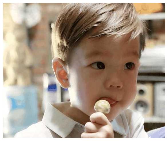 结完账发现孩子偷拿一块糖果，三位妈妈不同反应，影响孩子一生休闲区蓝鸢梦想 - Www.slyday.coM