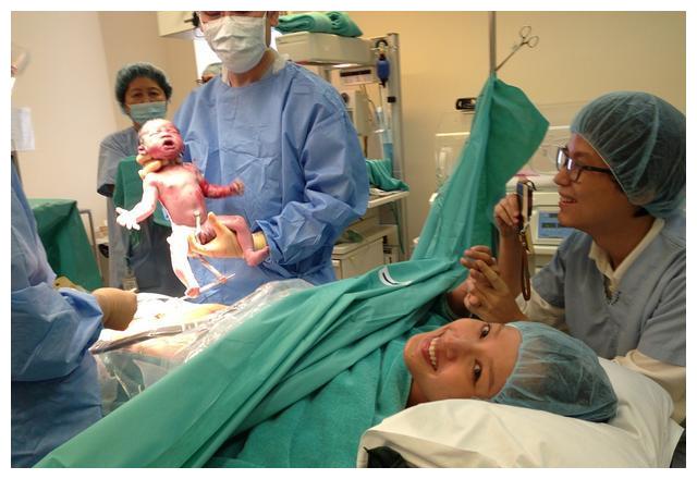 看产房内外众生相:女人7开7缝,男人焦急如焚