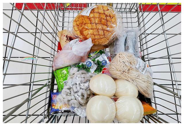 90元零钱逛超市,海鲜鸡肉小零食装了一大袋,网友:四线城市真好