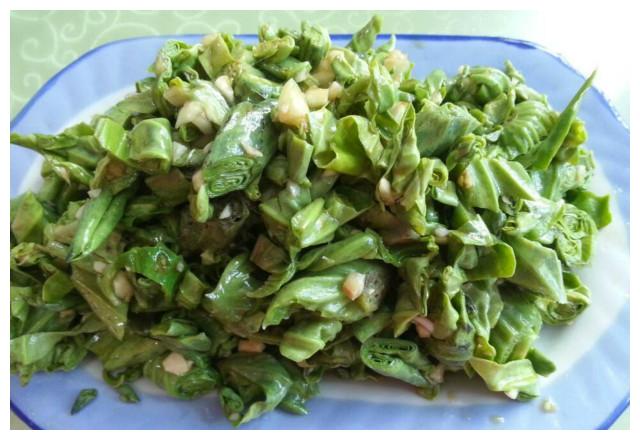 荷叶凉透后取出来沥净生水,并利用沥水的时间,然后放入食盐,白糖,辣椒