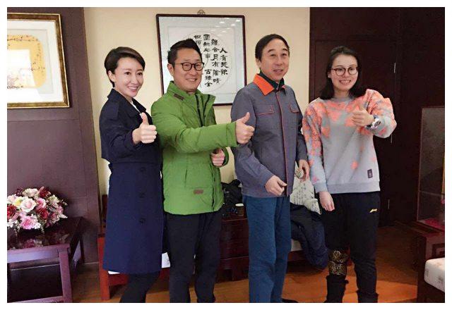 张一山"后妈",拜冯巩为师,曾放话30岁前不嫁,如今女儿9岁