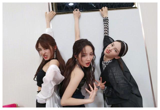 姐姐孟佳收工后直奔买烟,还让助理拆包装,偷偷吸烟被掩护