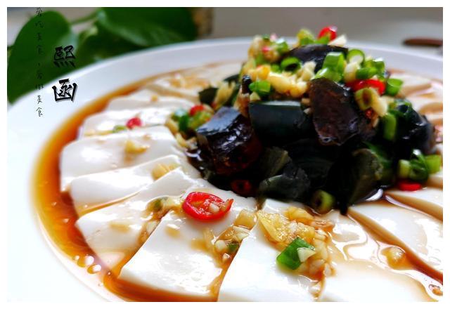 1块豆腐3个皮蛋做爽口凉拌菜豆腐滑嫩皮蛋鲜美5分钟就搞定