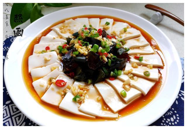 1块豆腐3个皮蛋 做爽口凉拌菜 豆腐滑嫩皮蛋鲜美 5分钟就搞定 豆腐 皮蛋 松花蛋 新浪新闻