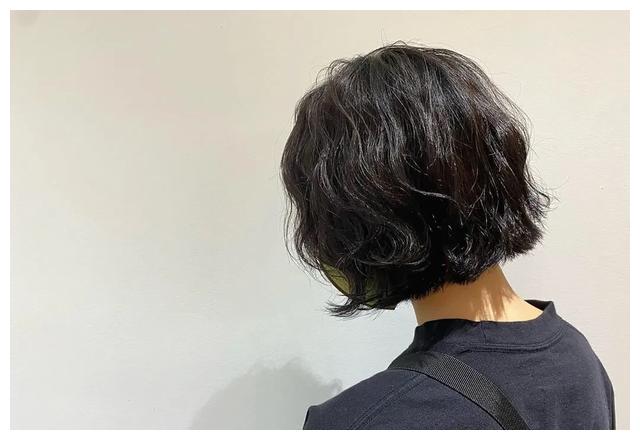 对于爱美的女生来说,烫发的目的不外乎赶时髦,增加发型的美感,扬长避