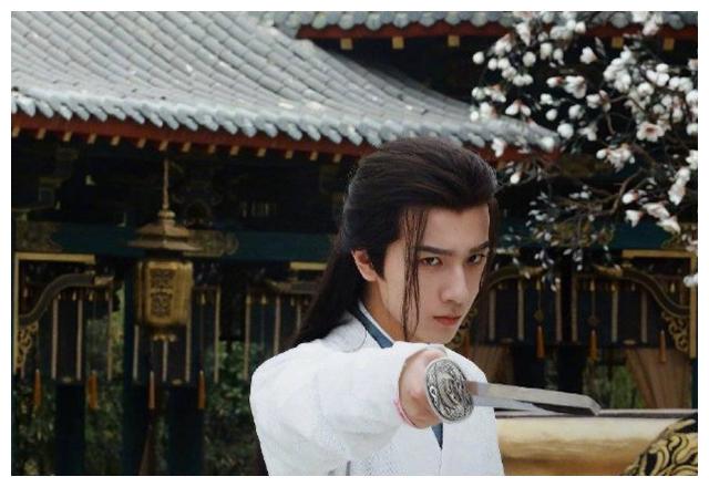 李宏毅在《武林有骄气》里的最新剧照来了,这古装造型也太好看了