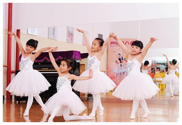 小朋友几岁开始学跳舞比较好?芭蕾舞好还是民族舞好?为什么?
