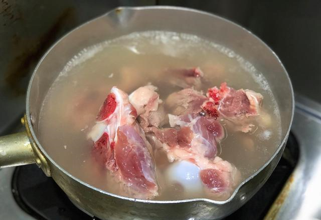 煲汤猪肉5大部位，怎么用才对？大厨教你：肉类正确的氽水方法！休闲区蓝鸢梦想 - Www.slyday.coM