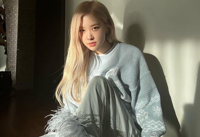 rosé换上全新发型亮相杂志封面