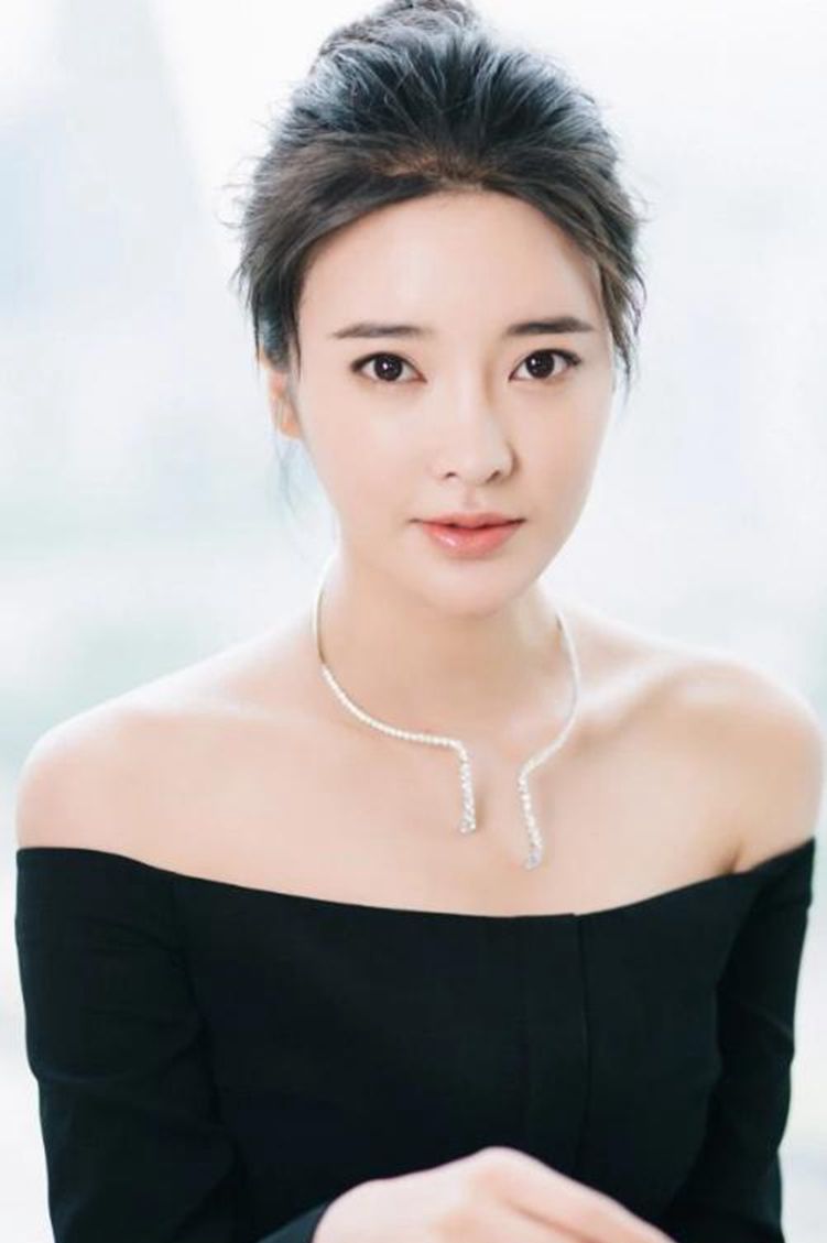 演员张璇，时尚百变气质端庄，好身材令人羡慕！