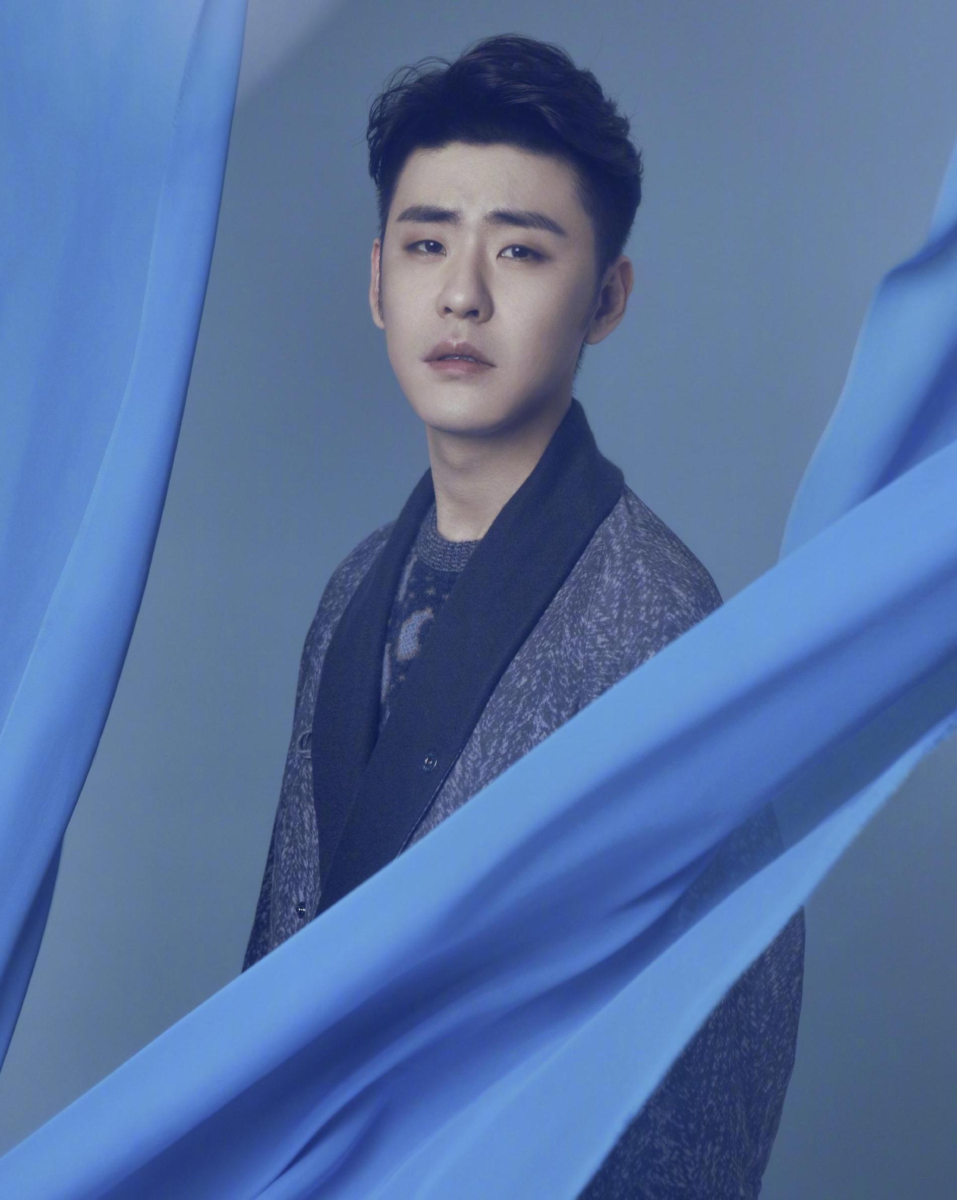 相声演员跨界发歌张云雷被传封杀后久违亮相灰色大衣走睡衣风