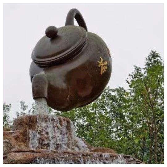身处青岛的“悬空茶壶”，多年来水流不断，一直保持着倒茶状态