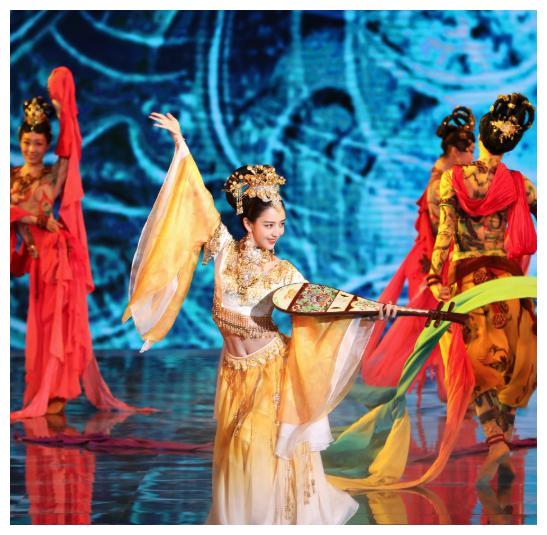 佟丽娅晚会预告视频曝光,舞姿婀娜优雅,唐装扮相太惊艳