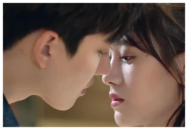 鞠婧祎到底有多瘦?看mike单手抱她的样子,你就知道了!