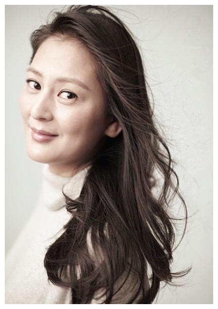 黄澜一共就一段婚史,在和前夫离婚之后暂时还没再婚,也没听说她恋爱的