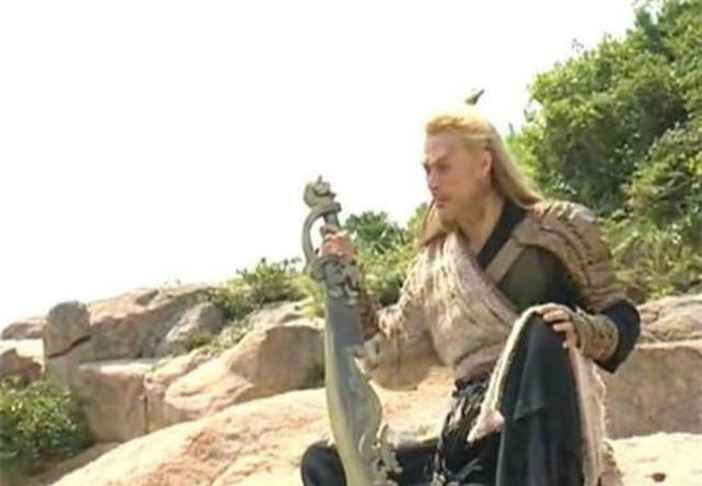 《倚天屠龙记》五个版本屠龙刀对比,这一版最丑但也最符合原著