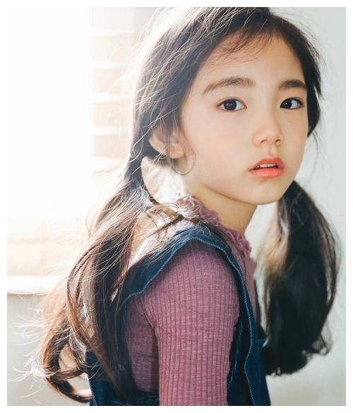 李恩采:最红韩国童模之一,6岁化妆8岁中断发育,身高停留在10岁