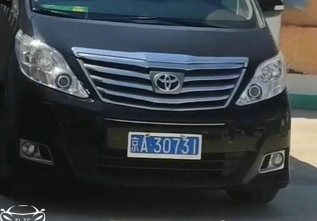 偶遇成龙自驾保姆车,虽然款式有点老,但是牌照比较霸气