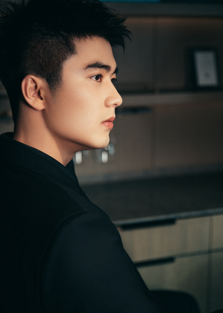 刘奕畅受邀出席ok精彩盛典 优雅西装亮相荣膺"年度挚爱新人"