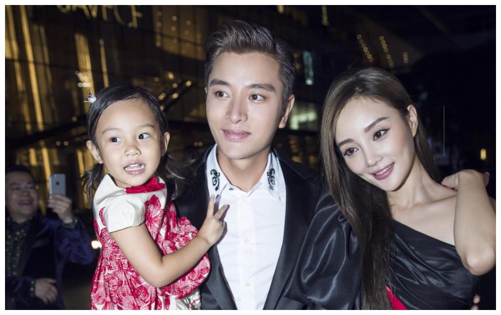 贾乃亮买零食接女儿,8岁甜馨大长腿瞩目,蹦跳上车见爸爸超开心休闲区蓝鸢梦想 - Www.slyday.coM 贾乃亮买零食接女儿,8岁甜馨大长腿瞩目,蹦跳上车见爸爸超开心休闲区蓝鸢梦想 - Www.slyday.coM