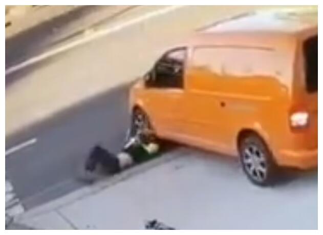 澳大利亚男子骑滑板车摔倒在汽车前 被车轮两次碾压幸运存活