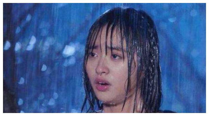 有一种"整容"叫陈瑶淋雨, 淋成素颜出镜, 网友: 这脸认真的吗