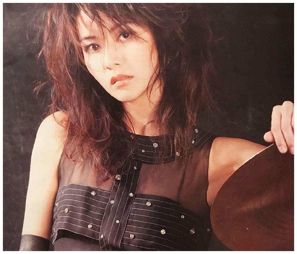 蒙嘉慧在影片中饰演的梁婉婷一角色,中分黑直长发,黑色外套内搭棕色