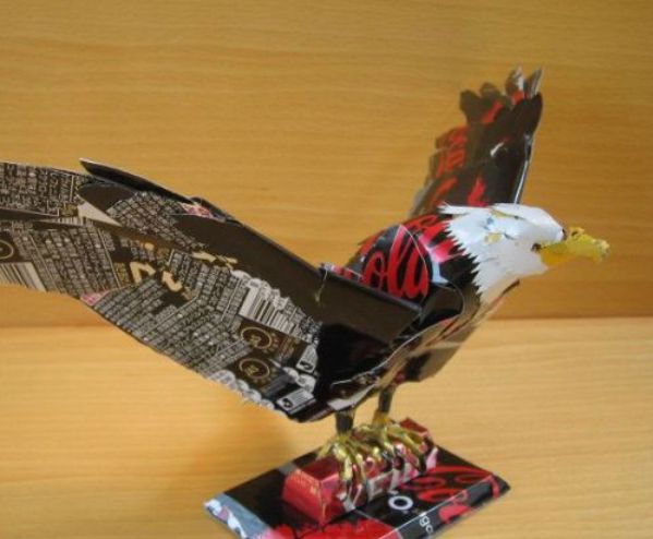 你绝想不到易拉罐还能废物利用,制作出各种各种的逼真的人物,动物