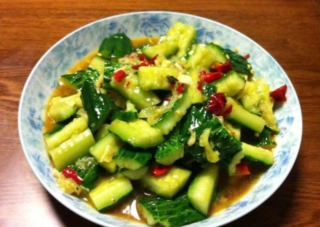 苹果夹黄瓜等于在吃哈密瓜?吃完这种水果,你能喝下一...