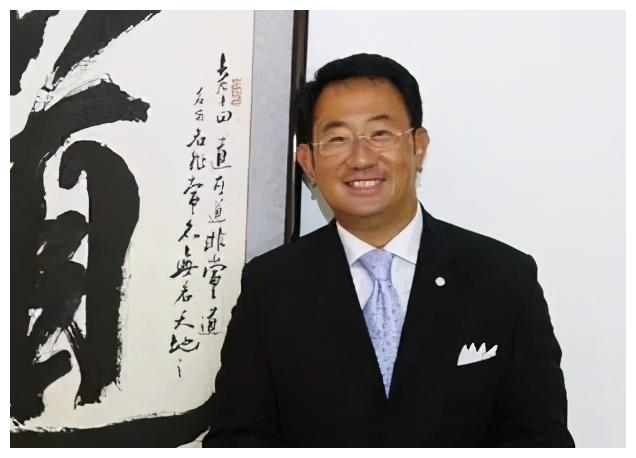 李道是宝健国际集团有限公司的总裁,他比邱佩宁小2岁,这位也是美国