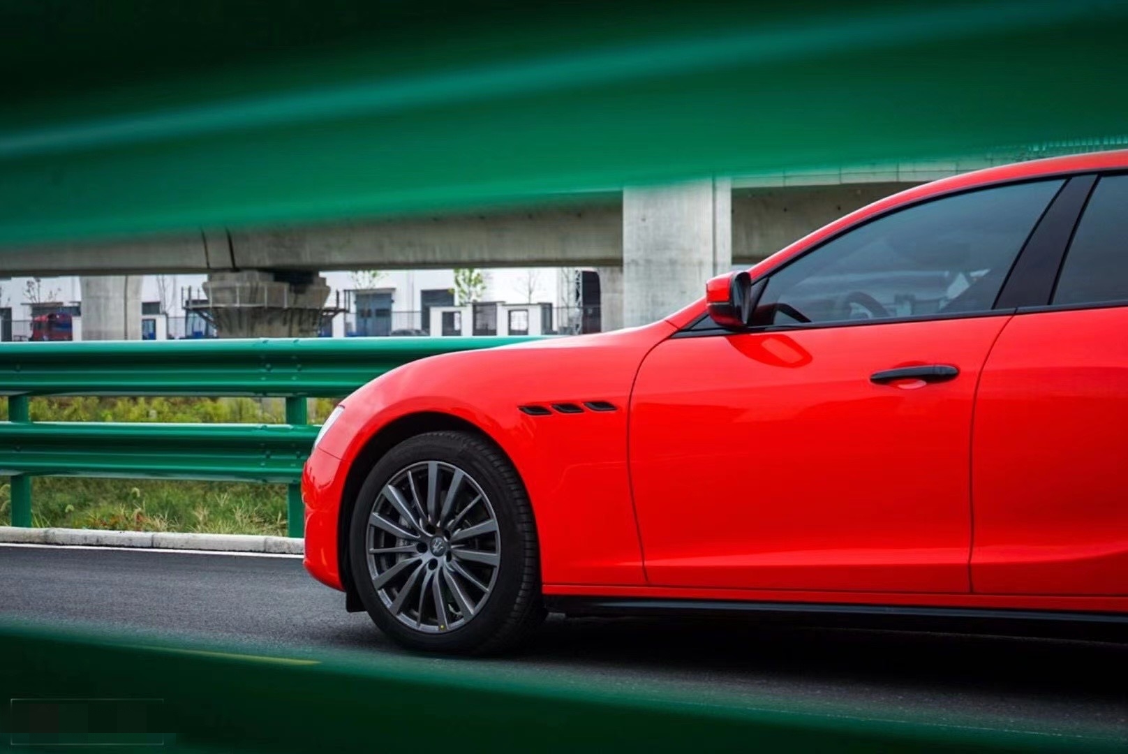 玛莎拉蒂ghibli改色亮红色 让你在冬天不再寂寞