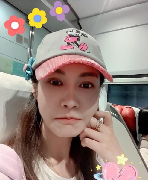 但是看到杨雪的素颜照片,这种不自然感又消失不见,她还是那个美美的