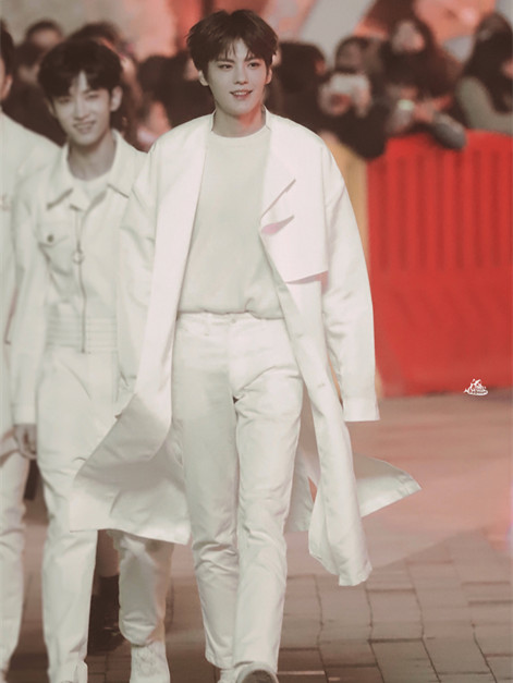 都说浅色显胖毕雯珺穿一身白细腿却好抢镜换上新发色更帅气了