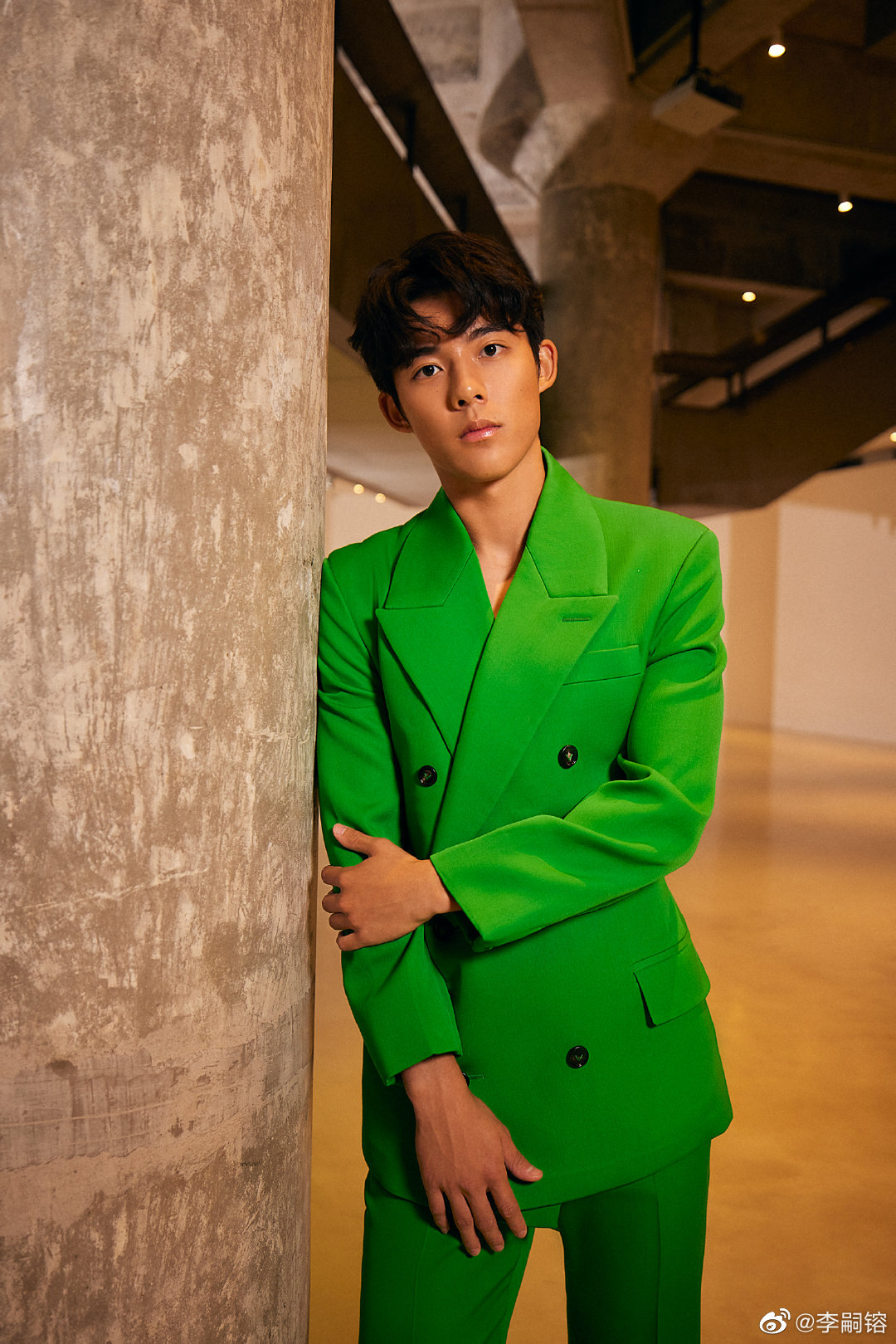 前国足队员李明之子李嗣镕晒出一组时尚写真