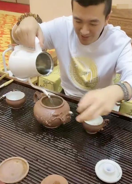 黄圣依老公杨子直播翻车用价值近亿元茶壶喝茶险些打碎