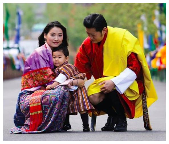 不丹王室全家福王后佩玛小腹隆起王子坐国王大腿好呆萌