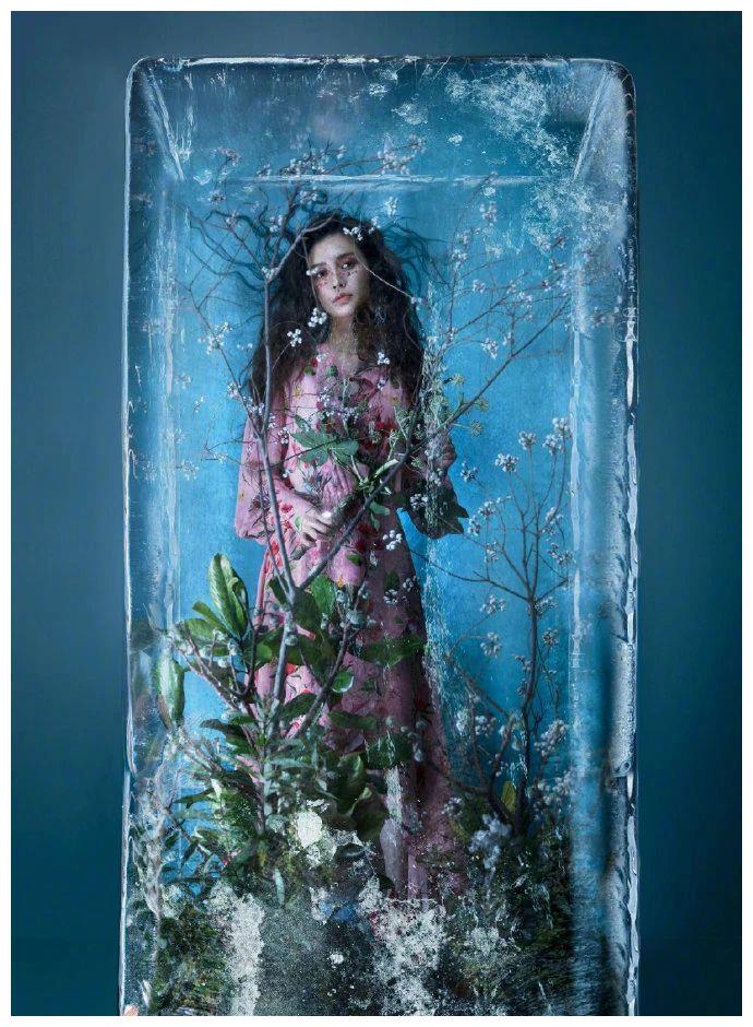 杨颖携手《瑞丽》成冰封美人!鲜艳裙子让人迷醉,她配得上这颜色