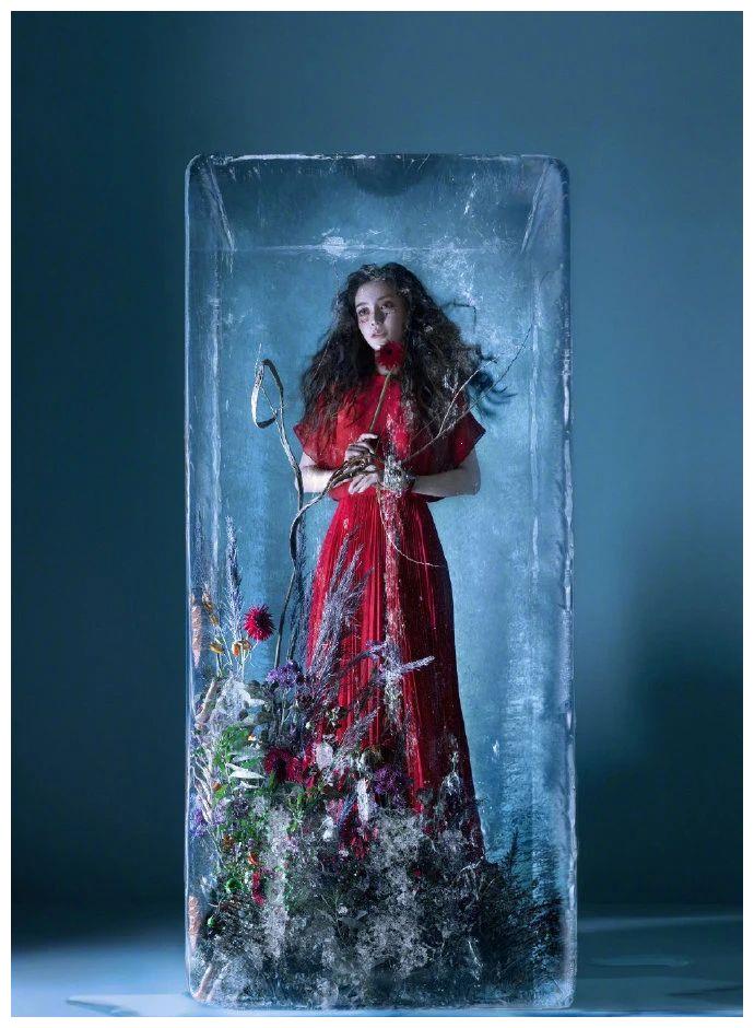 杨颖携手《瑞丽》成冰封美人!鲜艳裙子让人迷醉,她配得上这颜色