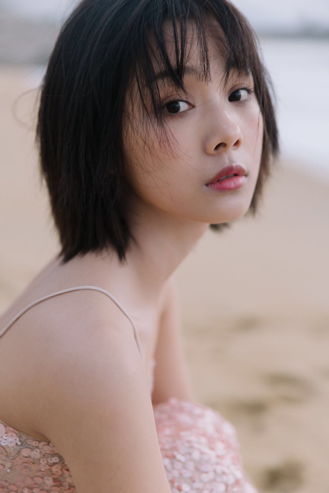 鲁照华释夏日海滩写真 尽显清新少女元气
