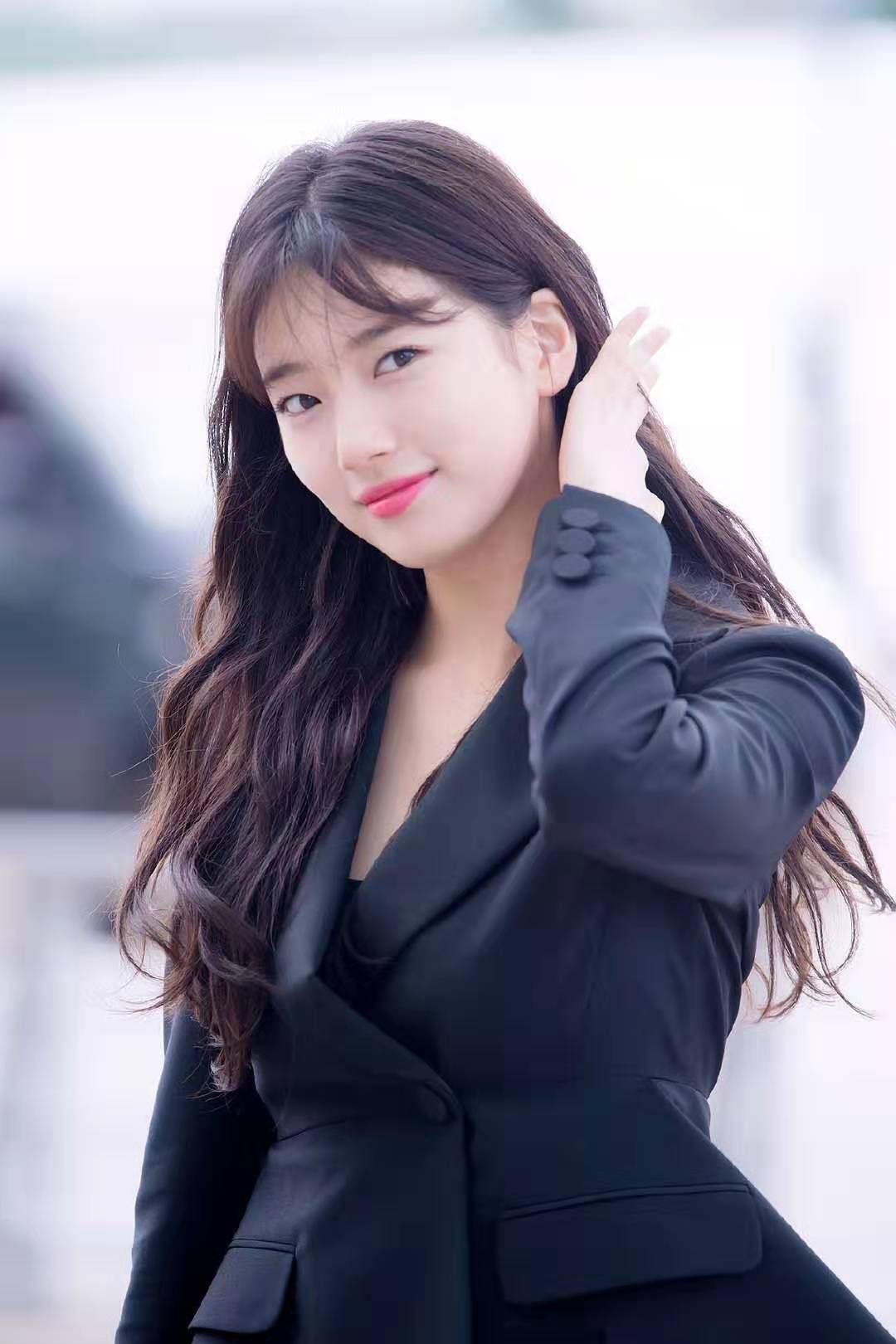 裴秀智出席活动撩头发动作好美