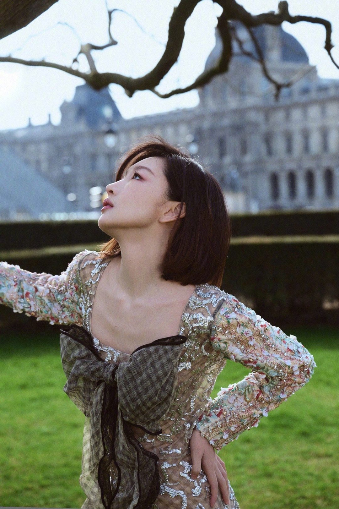 终于蹲到周冬雨巴黎时装周亮相！清爽利落，灵气不减