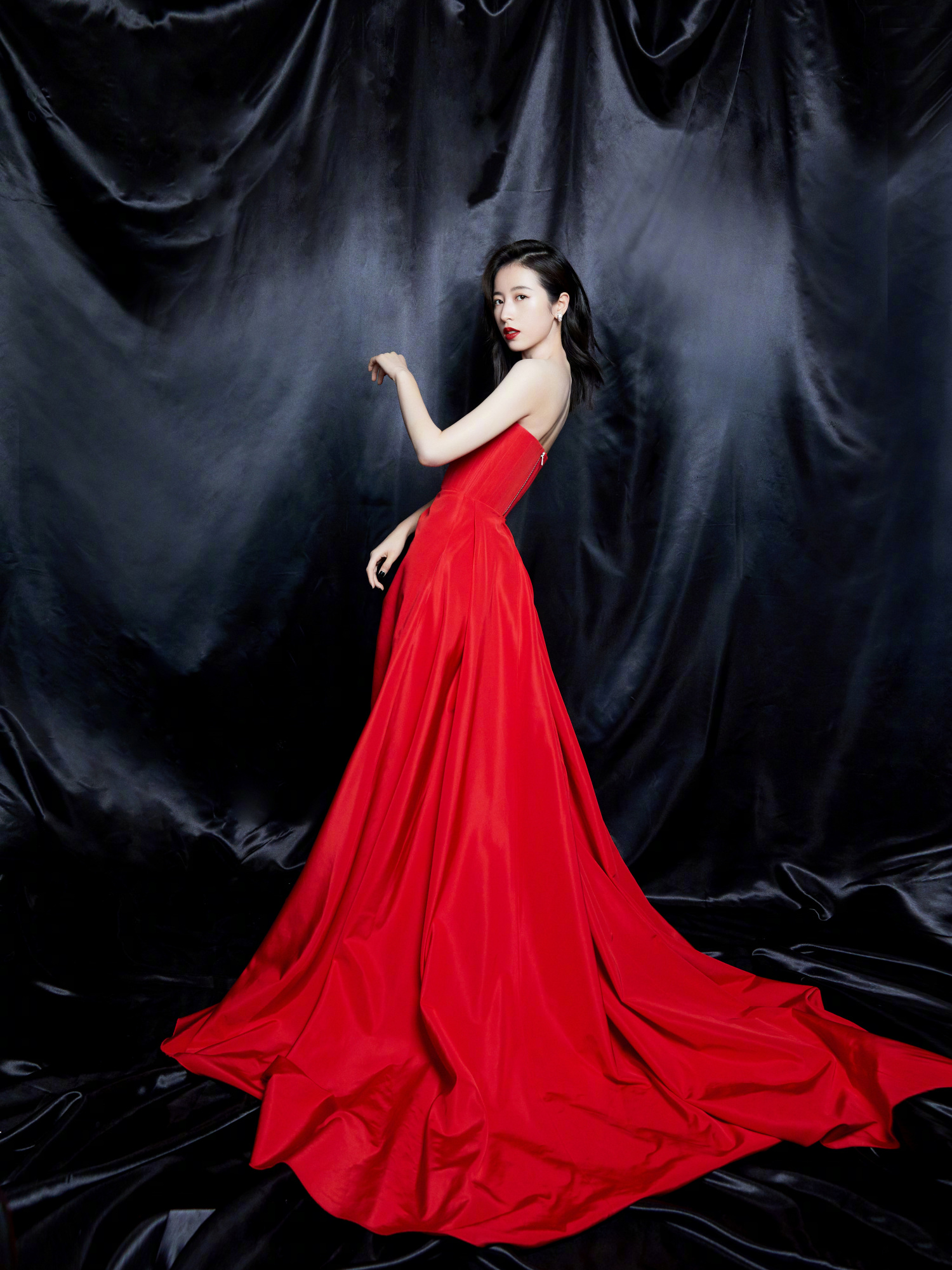 周雨彤太会穿红色高开叉长裙搭配马丁靴性感又霸气