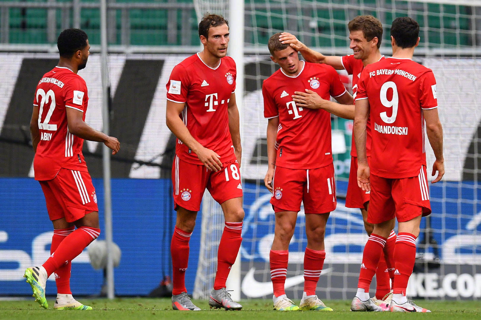 德甲第34轮拜仁慕尼黑客场4:0沃尔夫斯堡,赛后拜仁球员庆祝夺冠