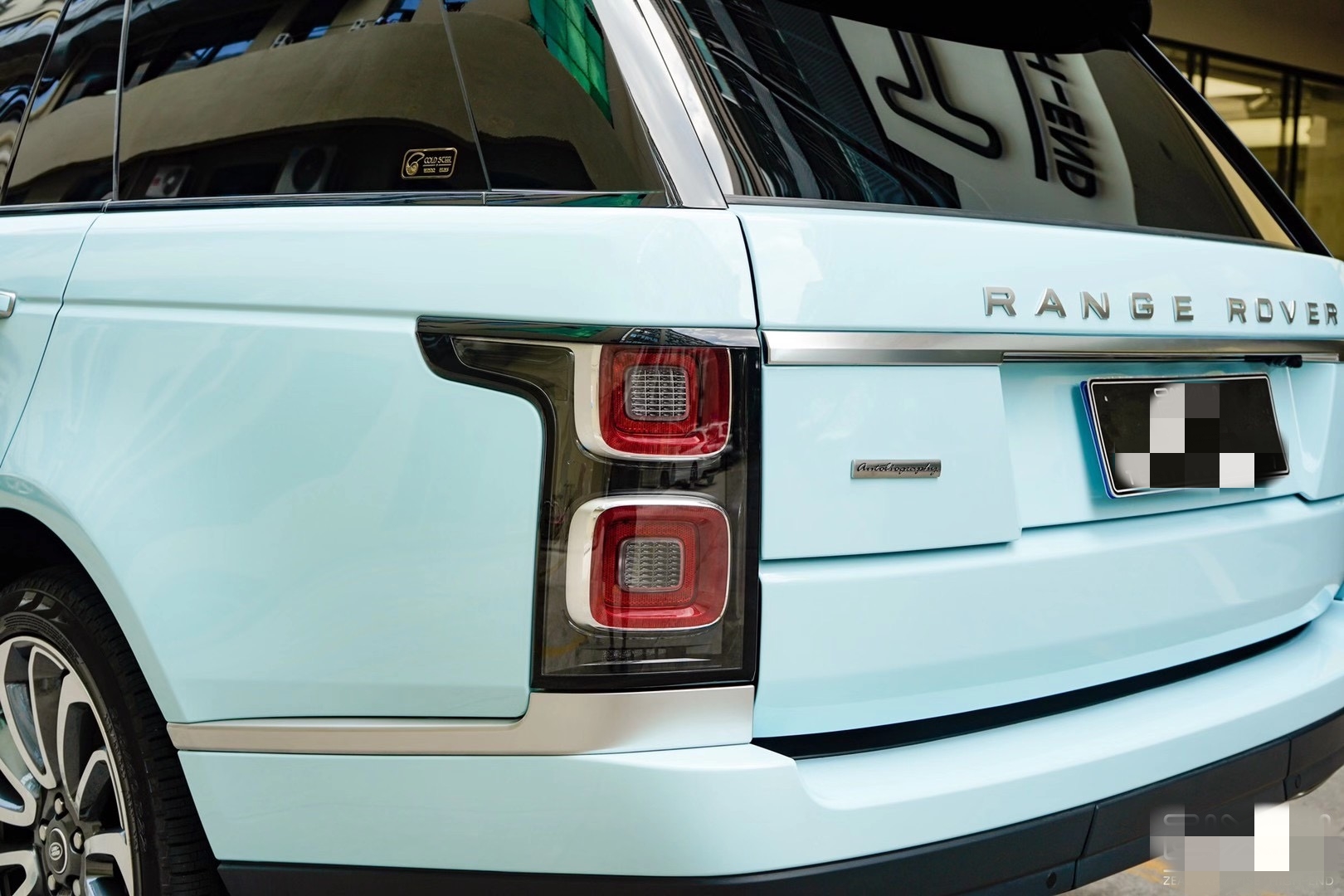 路虎揽胜改色冰川蓝 给这个深秋不一样的活力