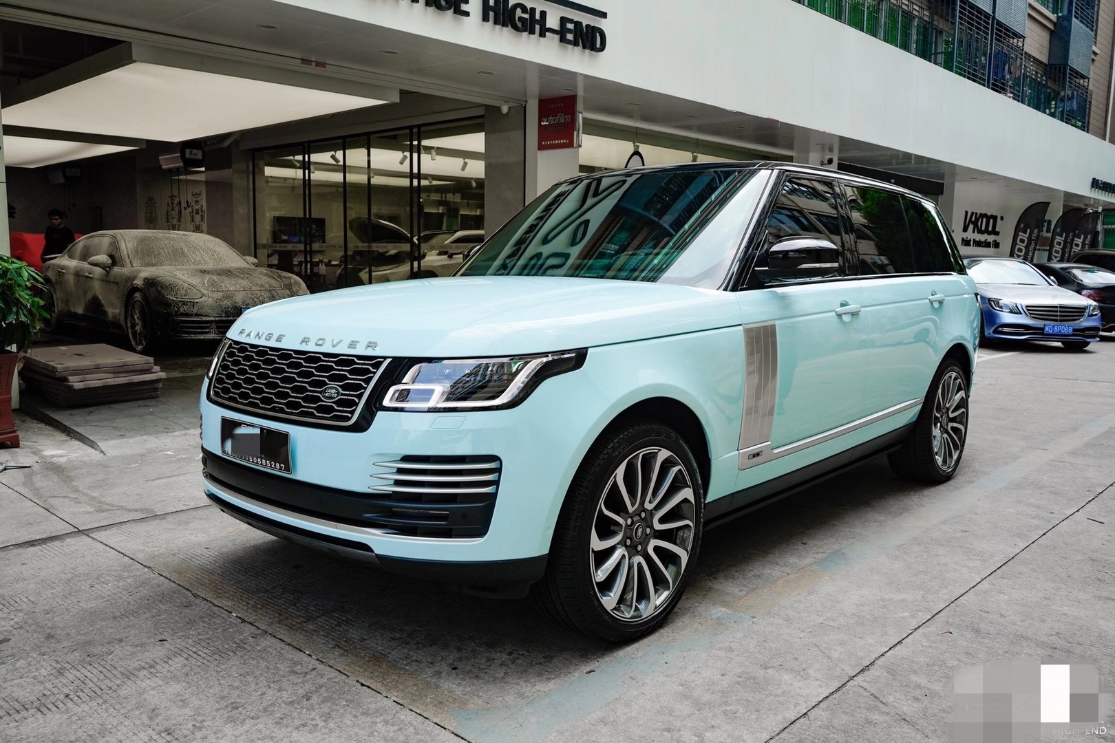 路虎揽胜改色冰川蓝 给这个深秋不一样的活力