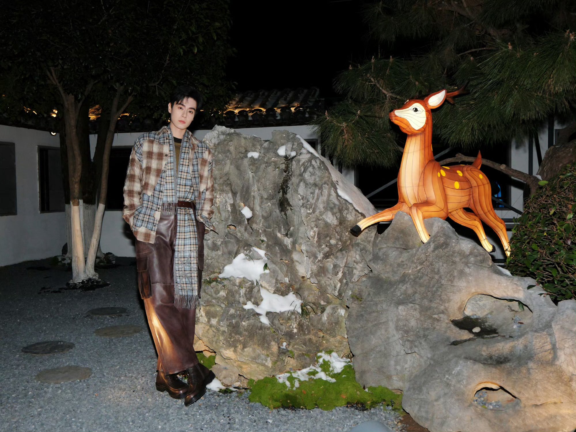 胡一天亮相Loewe新春灯会活动，为新春增添了一抹时尚的色彩