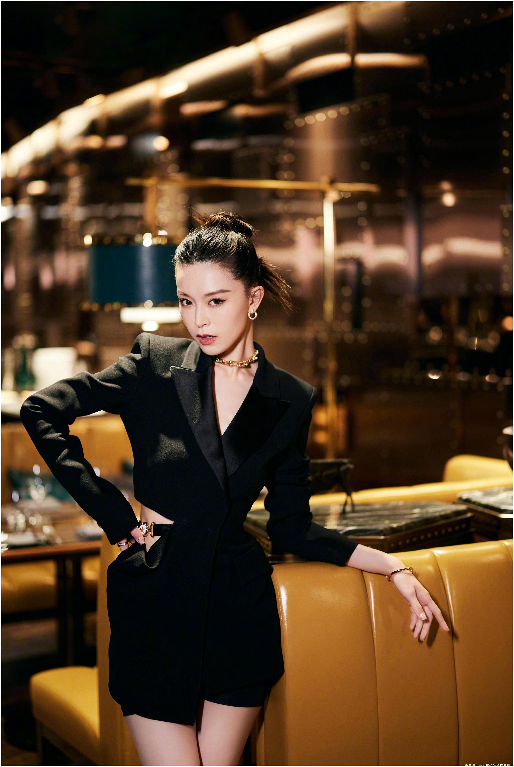 文咏珊绑利落发髻出席活动 穿露腰西装又飒又美